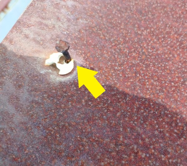 笠木板金の釘が浮いている　飛散の原因になる